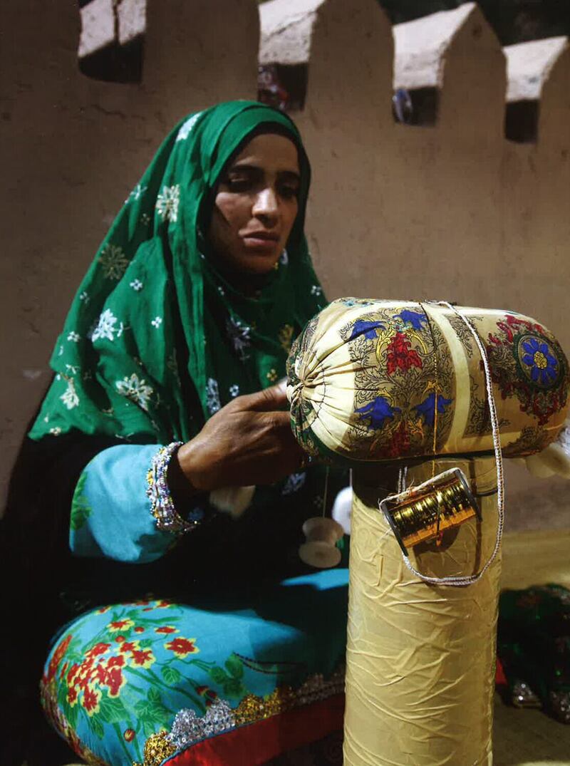 بالصور: تنوع زاهٍ بين أنماط الزي النسائي للمرأة العمانية