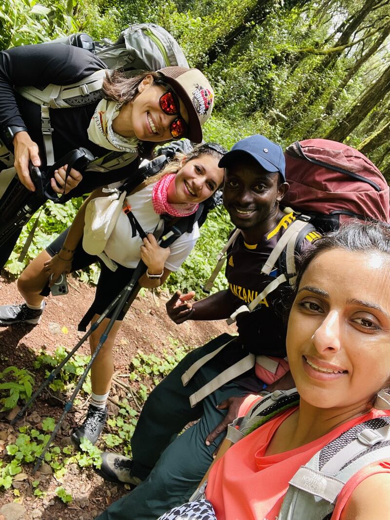 بعد أن صعدت قمته ورفعت العلم العماني: المقيمية تحكي عن تجربتها في تسلّق جبل “كلمنجارو”