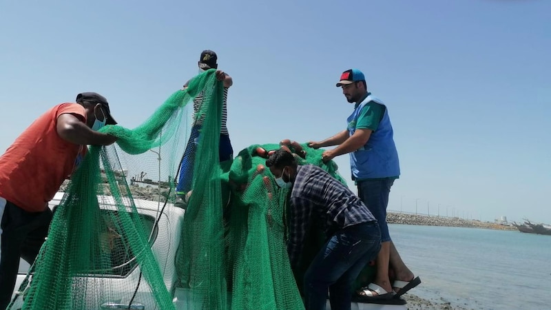 بالصور: ضبط قاربي صيد غير مرخصين