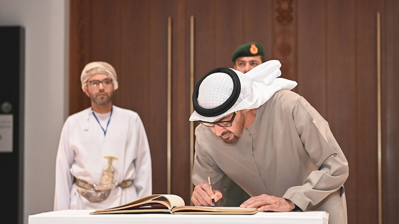 تعرف على ما كتبه الرئيس الإماراتي أثناء زيارته للمتحف الوطني