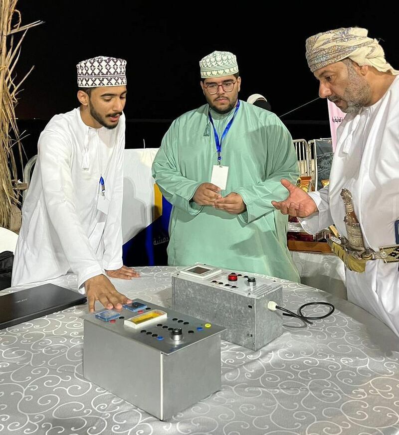 طلاب عمانيون يطورون جهازًا كهربائيًا متعدد الاستخدامات