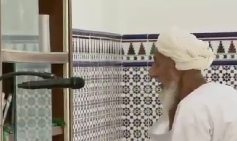 في سمائل: شاهد مسن عماني يتخطى الـ100 عام ولا يزال يرفع صوت الأذان