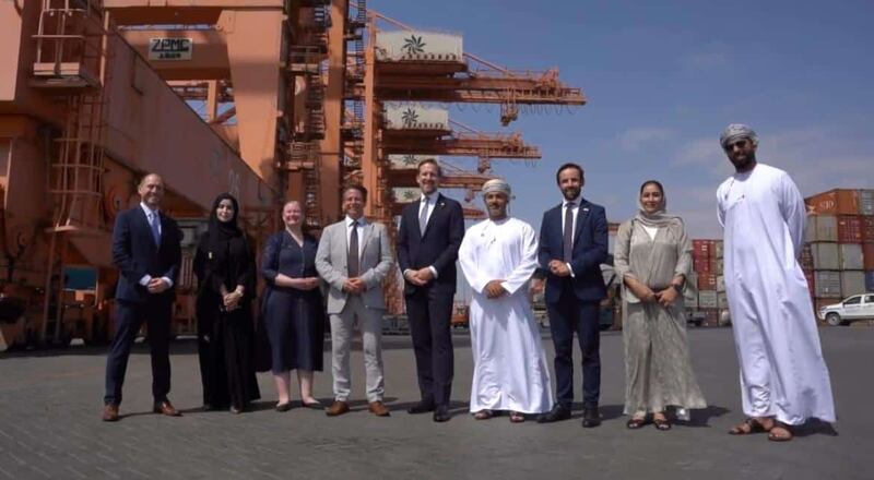 وزير التجارة الخارجية البريطاني يطلع على الفرص الاستثمارية في ميناء صلالة