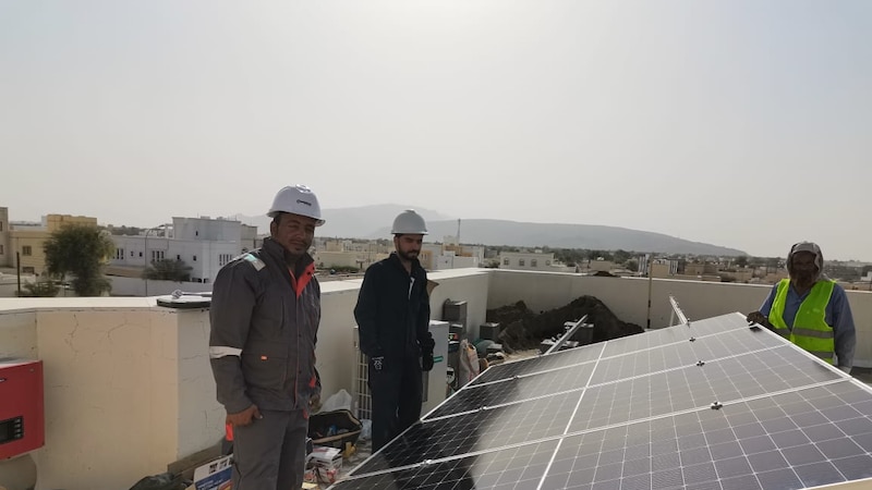 شابان عمانيان يسعيان إلى تخفيض فواتير الكهرباء بالطاقة الشمسية