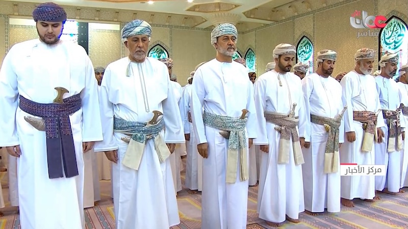 بالصور: جلالة السلطان يؤدي صلاة العيد
