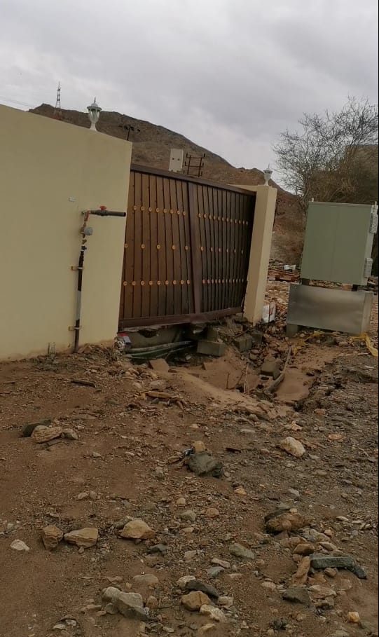 بالصور: الأمطار تدخل منزلًا جديدًا وتكشف المستور.. فمن هو المسؤول؟
