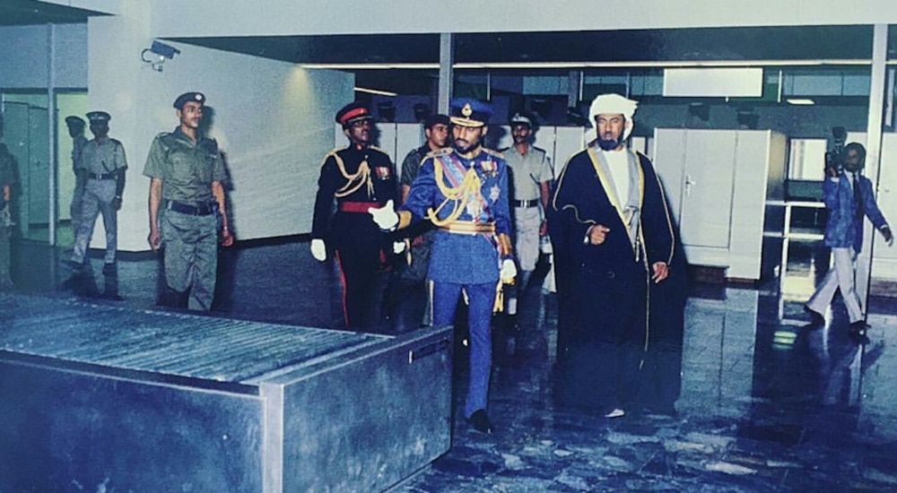 السلطان قابوس يتفقد عددًا من منشآت المطار الجديد