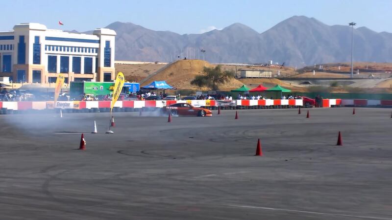 26 متسابقا يتنافسون على لقب ” ملك الصحراء “