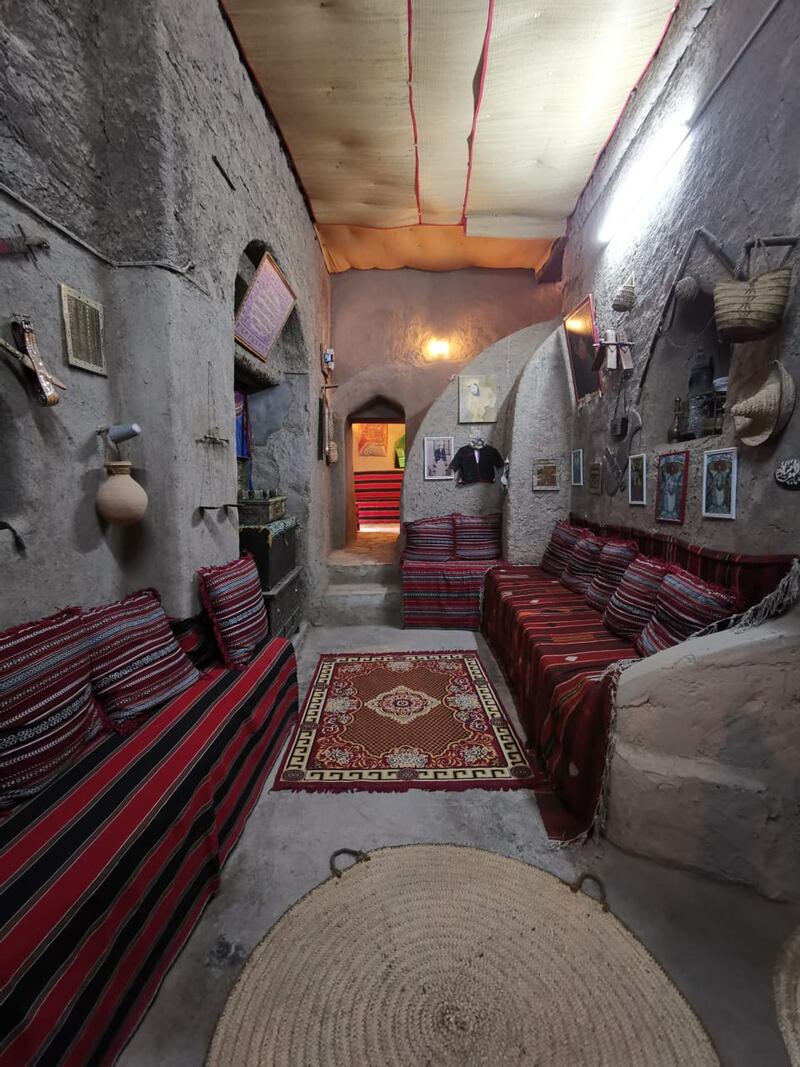 بالصور: عُمانية تُحوّل منزل أسرتها القديم إلى مَعلَمٍ زوّارُه من داخل السلطنة وخارجها