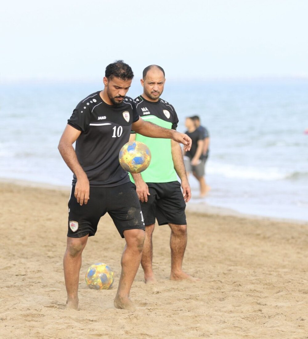بالصور: استعدادًا لكأس العالم.. أحمر الشواطئ يبدأ معسكر مسقط