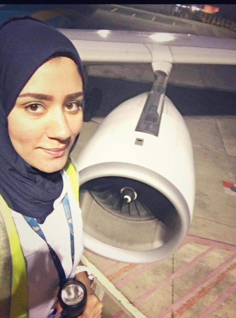 أول عمانية “طيار ضابط أول”.. تعرّف على قصتها