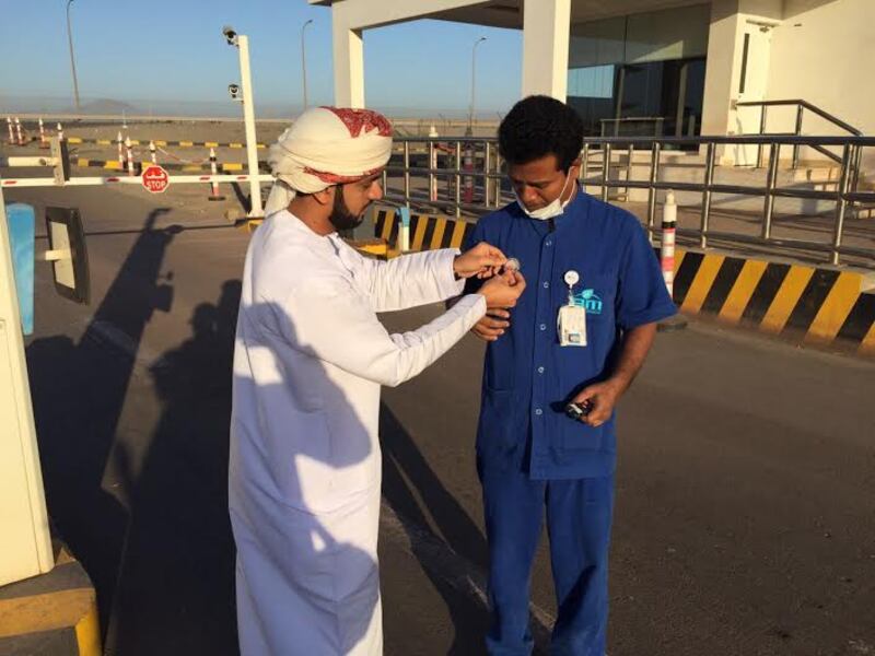 نقابة تستقبل عمالها بالهدايا وتحتفل بهم