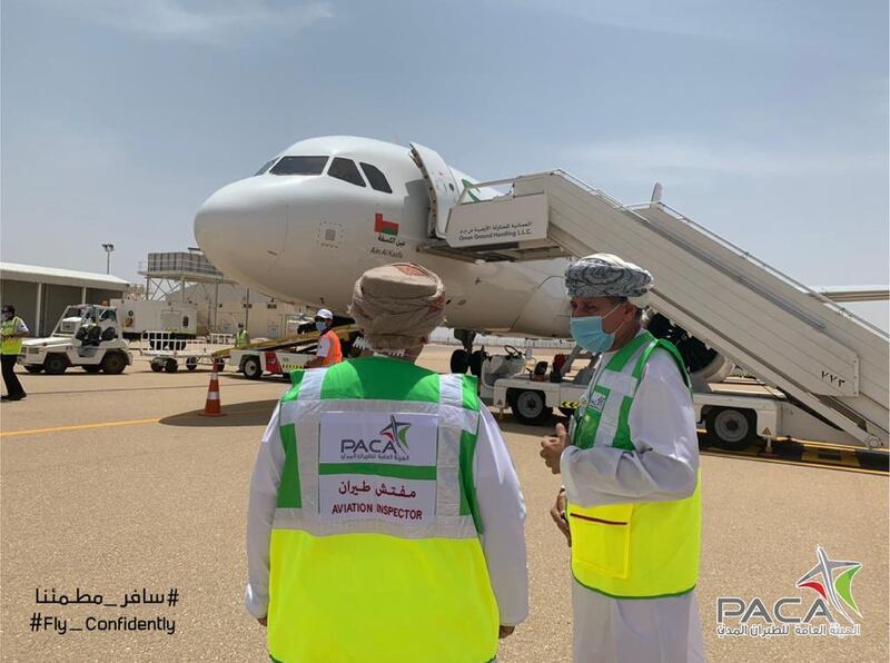 بالصور: رحلة جوية من مطار مسقط إلى مرمول وقرن علم