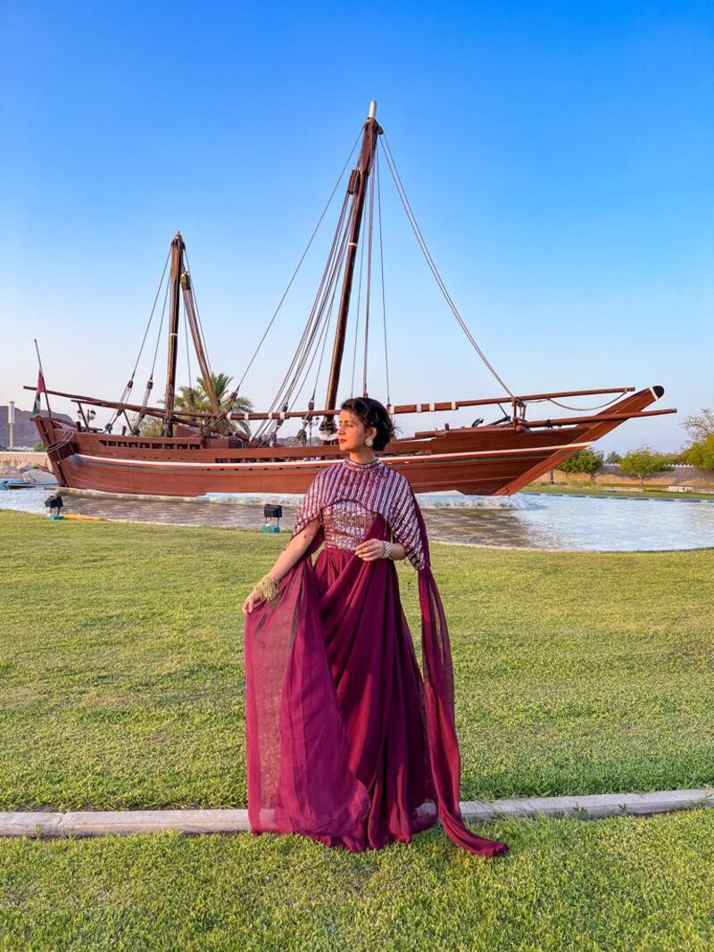 مقيمة تجوب الأماكن السياحية وتُعرّف الآخرين بجمال الطبيعة العمانية عبر حساباتها