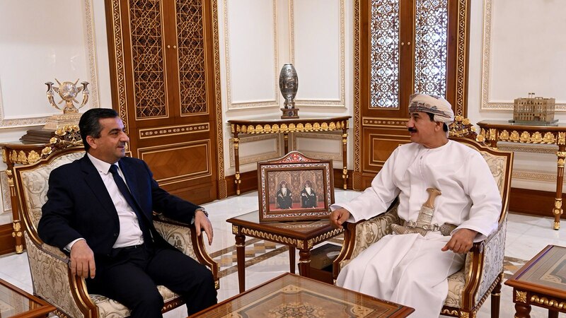 وزير المكتب السلطاني يستعرض عددا من القضايا مع سفيري العراق وسوريا
