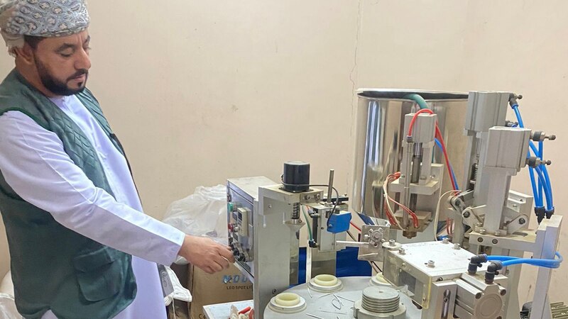 بالصور: تصنيع عطور بمواد مغشوشة