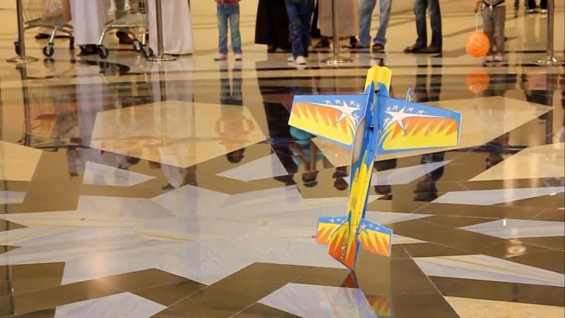 شاب عُماني شغوف بالطائرات اللاسلكية ويقوم بصناعتها