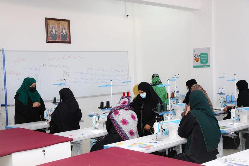 بالصور: هوية بصرية جديدة وافتتاح معمل للخياطة لفريق سمد الشأن الخيري
