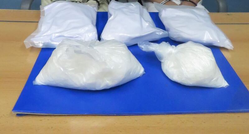 وافدان يدفنان مخدرات في شاطئ بمسقط