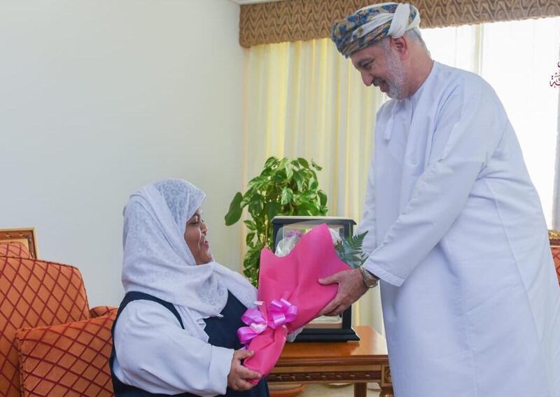 وزير يكرّم طالبة عمانية حصدت الأول في مسابقة خليجية بالإمارات