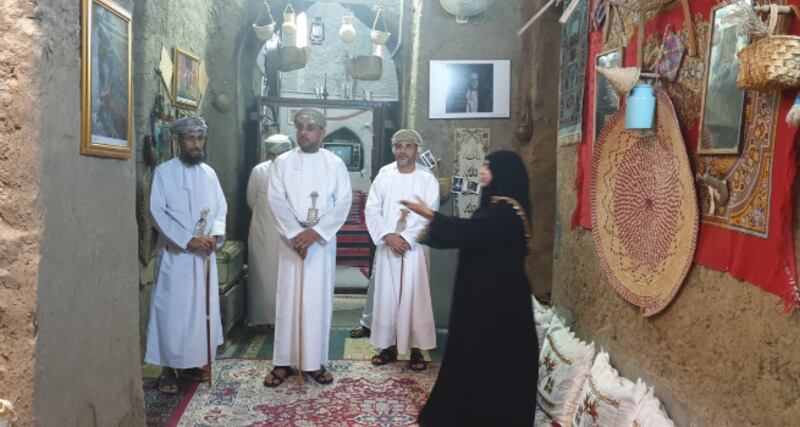 بالصور: عُمانية تُحوّل منزل أسرتها القديم إلى مَعلَمٍ زوّارُه من داخل السلطنة وخارجها