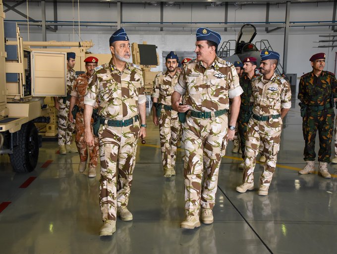 جلالة السلطان يزور قاعدة أدم الجوية