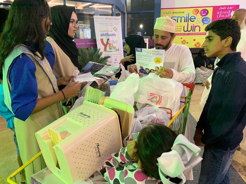 طلبة ” بيكن هاوس الخاصة” يُثقّفون أفراد المجتمع حول الأكياس الصديقة للبيئة