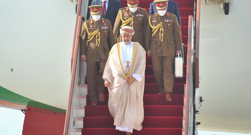 محفوفًا بعناية المولى: جلالة السلطان يعود إلى البلاد