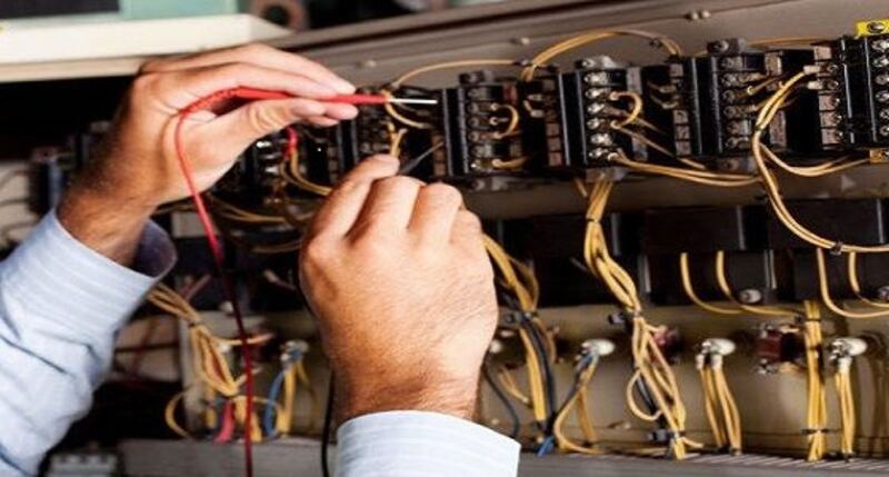 يقوم بعملية “مهمة” للمباني الجديدة: شاب عُماني لم ينتظر الوظيفة وتسلّح بـ “ليسن كهربائي مُعتمد”