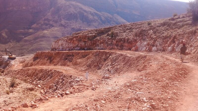 بالصور والفيديو: المواطن سعيد يستثمر مبلغ جائزة السلطان قابوس لـ “يُسعِد” به الناس