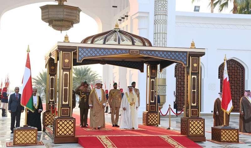 صور من مراسم استقبال جلالة السلطان في البحرين