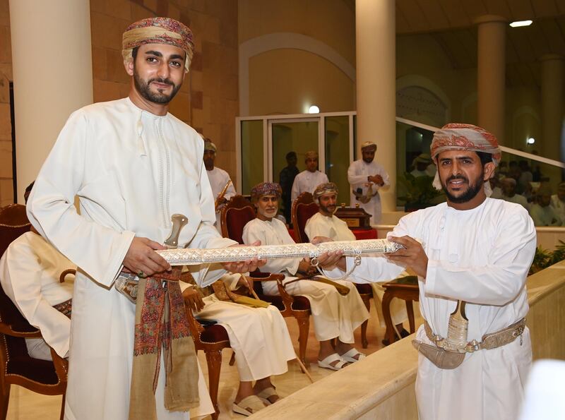 بالصور: سمو السيد ذي يزن يتوج الفائزين في مهرجان الهجن