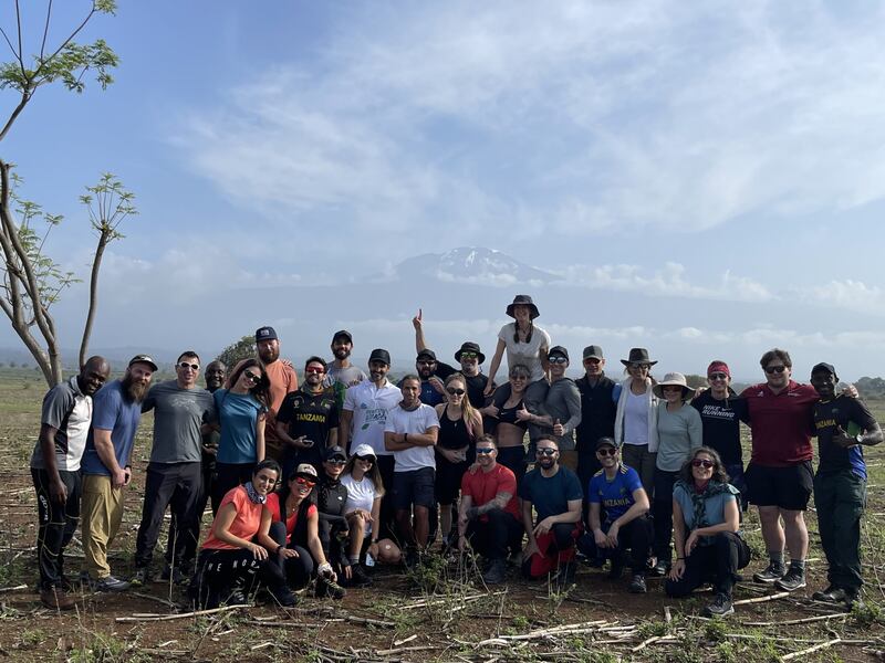 بعد أن صعدت قمته ورفعت العلم العماني: المقيمية تحكي عن تجربتها في تسلّق جبل “كلمنجارو”