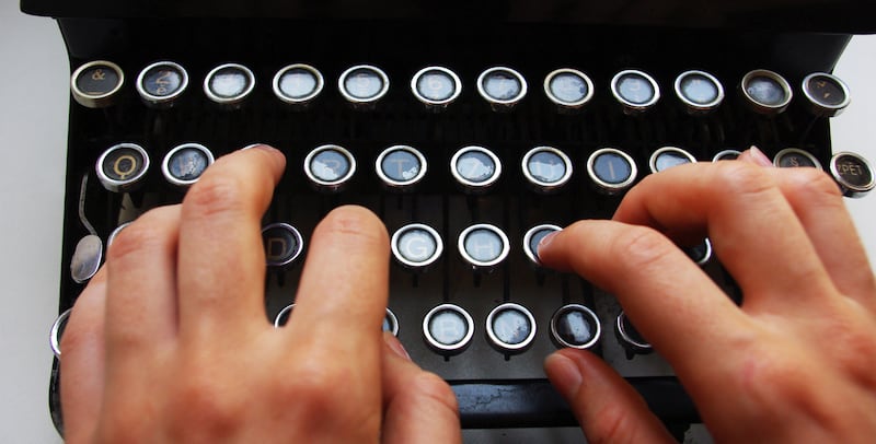 الأمّي هو الذي لا يعرف القراءة والكتابة، لكن هناك أمّية ناعمة؛ فما هي؟