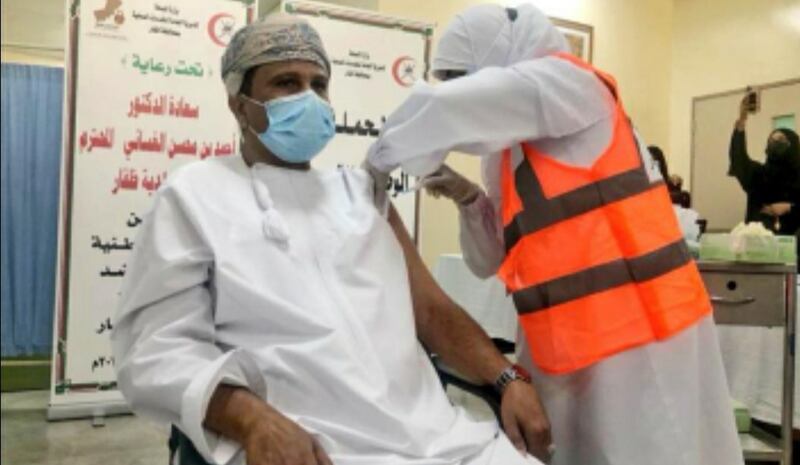 بالصور: بدء التلقيح ضد كورونا في ظفار