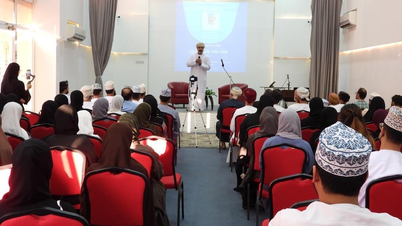 محامٍ “يعزف على آلة القانون” في محاضرة عامة