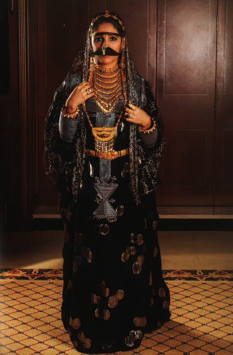 بالصور: تنوع زاهٍ بين أنماط الزي النسائي للمرأة العمانية