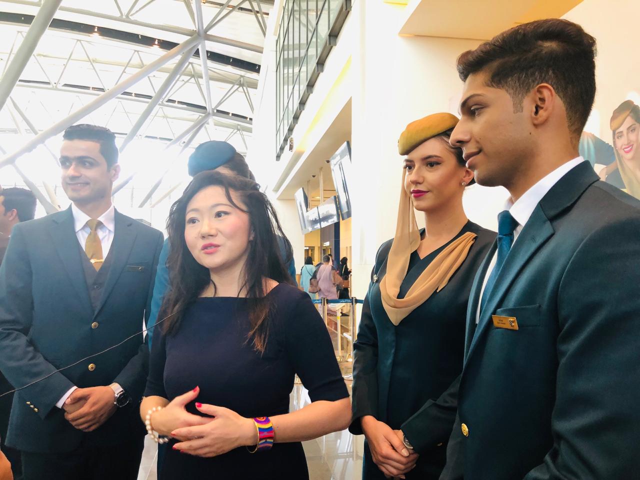 بالصور: الطيران العُماني يدشن زي طاقمه الجوي الجديد