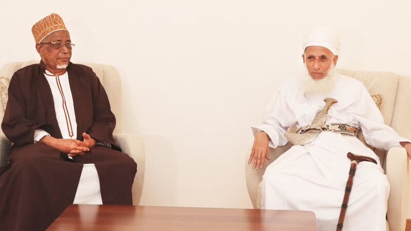 سماحة الشيخ الخليلي يبحث مع مفتي زنجبار سبل التعاون