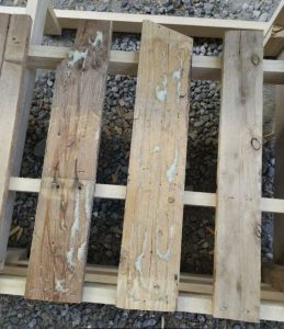 ضبطية جديدة بالصور: يحوِّلون أخشابًا مستعملة إلى أثاث جديد