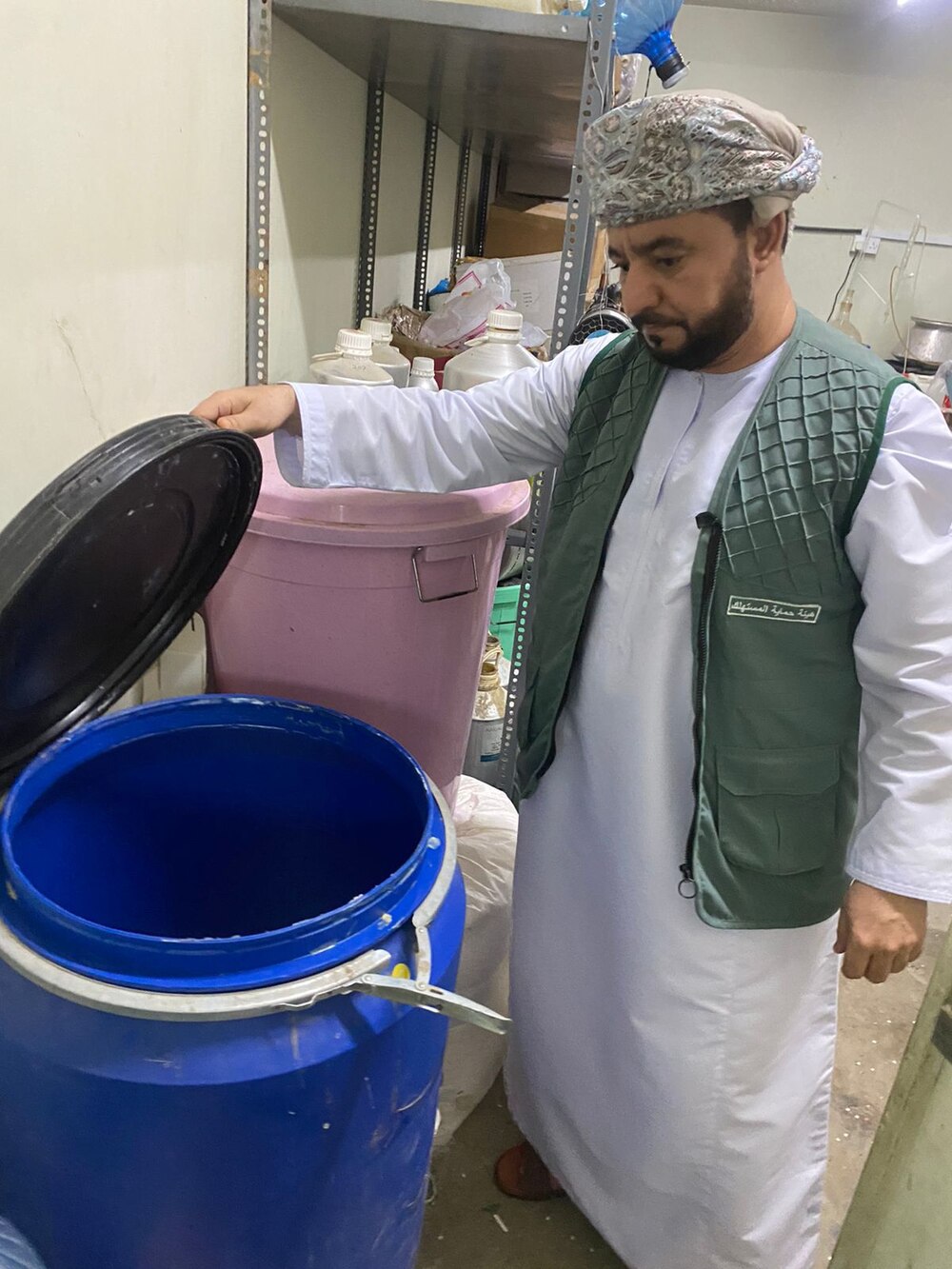 بالصور: تصنيع عطور بمواد مغشوشة