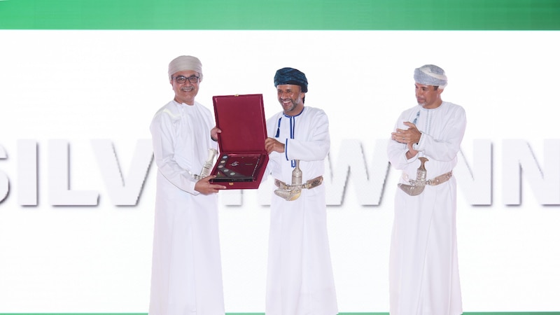 تتويج بنك مسقط بالجائزة الفضية لدوره الريادي في مجال الاستدامة