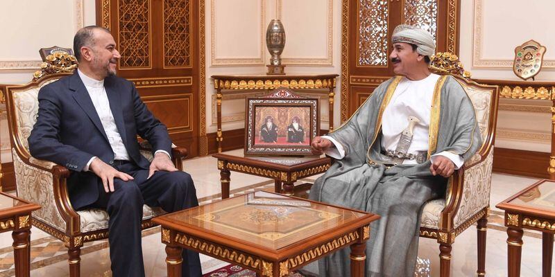 وزير المكتب السُّلطاني يستقبل وزير الخارجية الإيراني