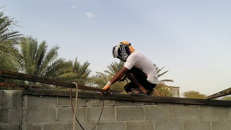 شاب عماني يحول هوايته إلى دخل إضافي