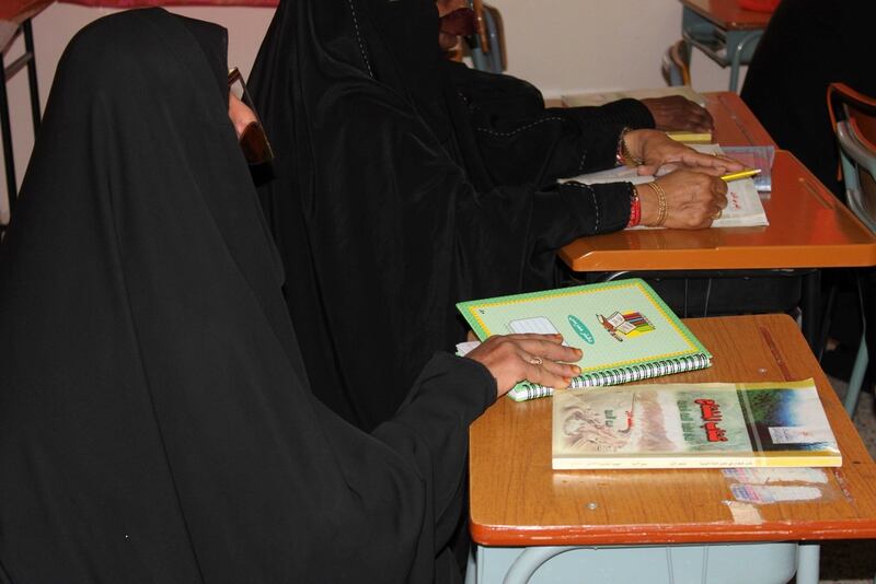 منها برنامج القرى المتعلمة، ماذا تعرف عن برامج محو الأمية في سلطنة عُمان؟