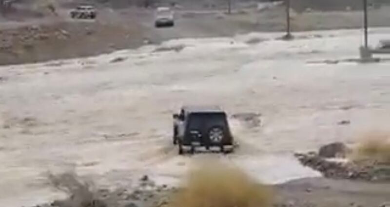 استيقاف المواطن الذي تعمد عبور الوادي