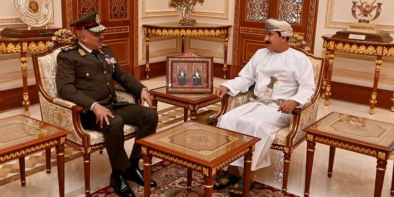 وزير المكتب السلطاني يستقبل مسؤوليَن من مصر وروسيا 