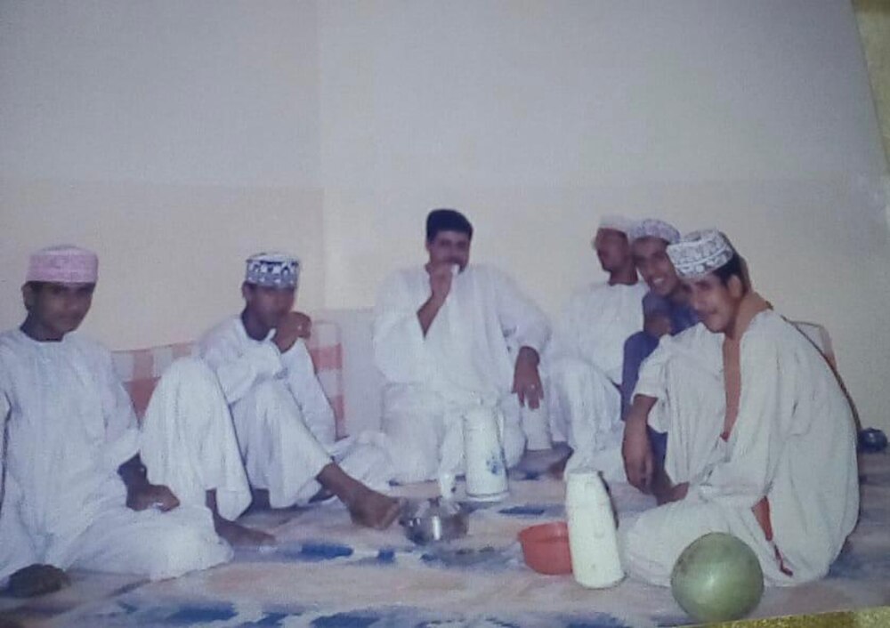 التقاه بعد مضي 30 عامًا: عُماني يصف لقاءه بأستاذه الذي حببه في الرياضيات حتى أصبح معلمًا لها