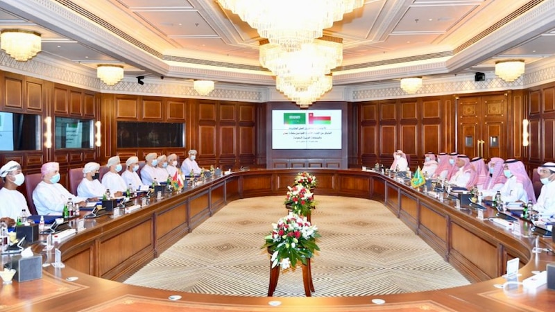 الفريق العماني السعودي المشترك يزور منفذ الربع الخالي