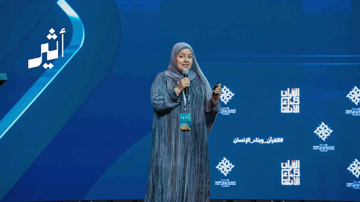 أثير| التربية القرآنية تواجه تحديات الأسرة الحاضرة الغائبة والضجيج الرقمي -غياب الحوار الفعّال يعمق الفجوة العاطفية ويترك الأبناء عرضة للتيه الفكري. -التدفق المعلوماتي والأجهزة الذكية يضعفان دور الأسرة الرقابي ويشتتان المرجعية القيمية. -حصر القرآن في "الحفظ الآلي" دون تحويله إلى سلوك يومي يُفقد العملية التربوية ثمرتها الحقيقية.. للتفاصيل 